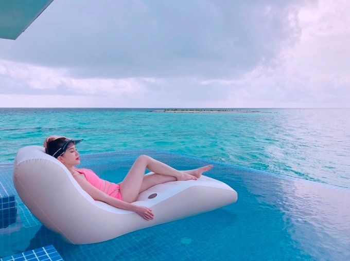 khong-chi-o-maldives-bao-thy-cung-nhieu-lan-khoe-than-hinh-goi-cam-cung-lan-da-trang-non-trong-trang-phuc-bikini