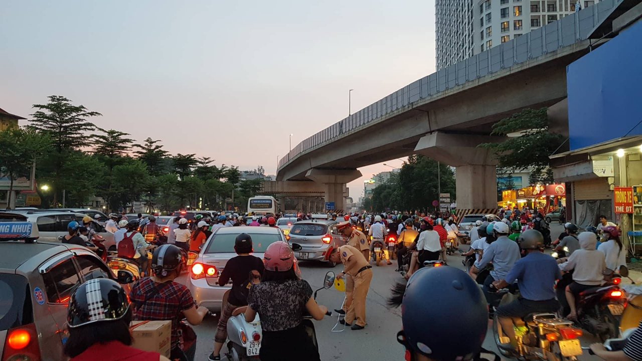 nu-tai-xe-bmw-gay-tai-nan-lien-hoan-truoc-cong-royal-city-khien-hai-chau-nho-nhap-vien