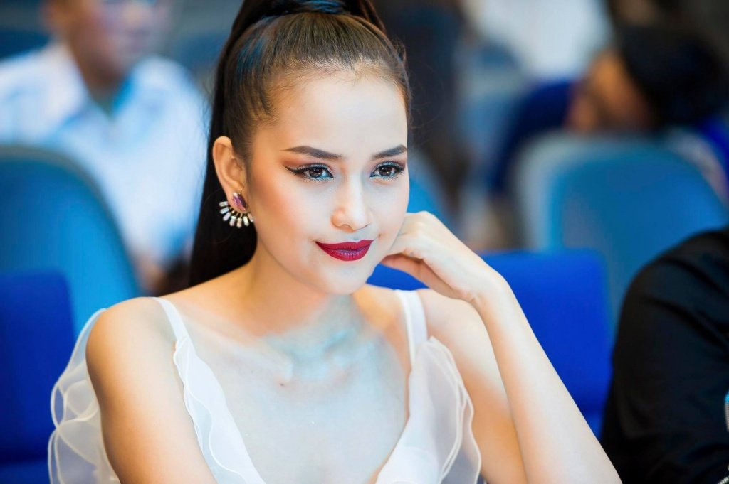 can-canh-nhan-sac-quan-quan-next-top-ngoc-chau-vua-moi-dang-quang-hoa-hau-sieu-quoc-gia-viet-nam-2018