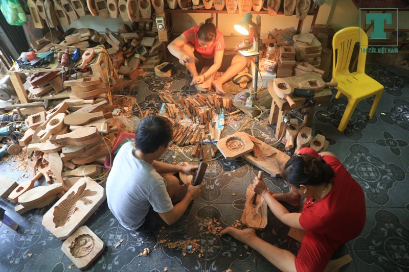 den-tham-gia-dinh-co-truyen-thong-lam-khuon-banh-trung-thu-o-ha-noi