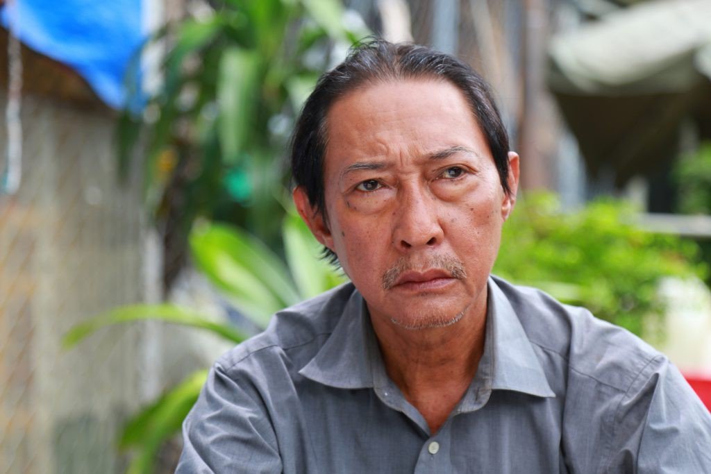 nghe-si-le-binh-am-tham-dieu-tri-ung-thu-phoi-nam-chung-benh-vien-voi-dien-vien-mai-phuong