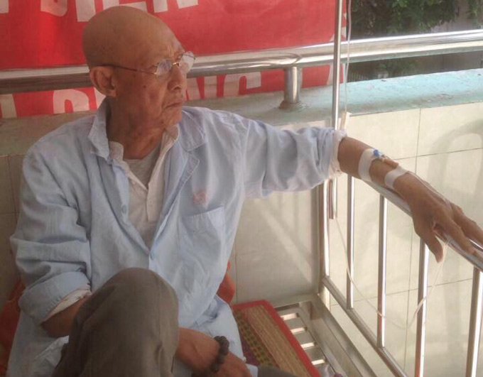 nghe-si-le-binh-am-tham-dieu-tri-ung-thu-phoi-nam-chung-benh-vien-voi-dien-vien-mai-phuong