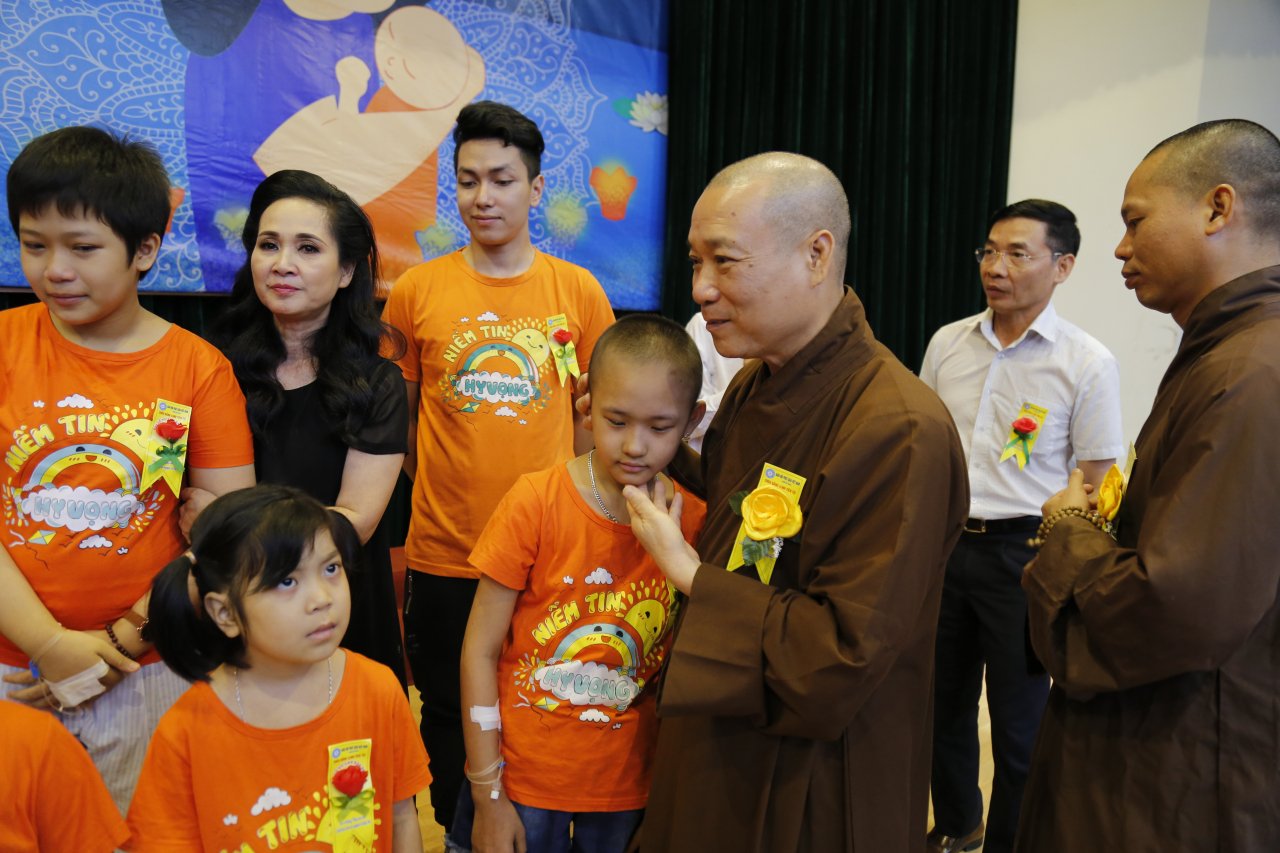 anh-xuc-dong-voi-hinh-anh-le-vu-lan-dac-biet-trong-benh-vien