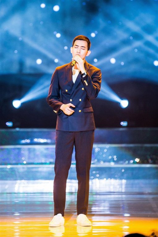 dep-trai-la-the-nhung-vo-canh-lai-bi-che-toi-ta-khi-hat-live-voi-tu-cach-ca-si
