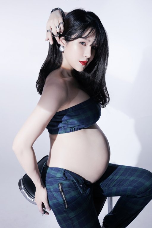 diep-lam-anh-tu-tin-khoe-dang-voi-phong-cach-cuc-ca-tinh-khi-dang-mang-thai-o-thang-thu-7