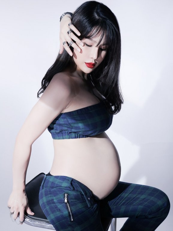 diep-lam-anh-tu-tin-khoe-dang-voi-phong-cach-cuc-ca-tinh-khi-dang-mang-thai-o-thang-thu-7