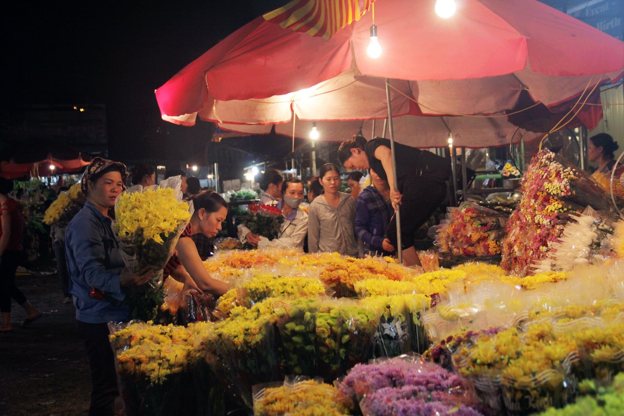 nguoi-dan-thuc-xuyen-dem-mua-hoa-ngay-le-vu-lan