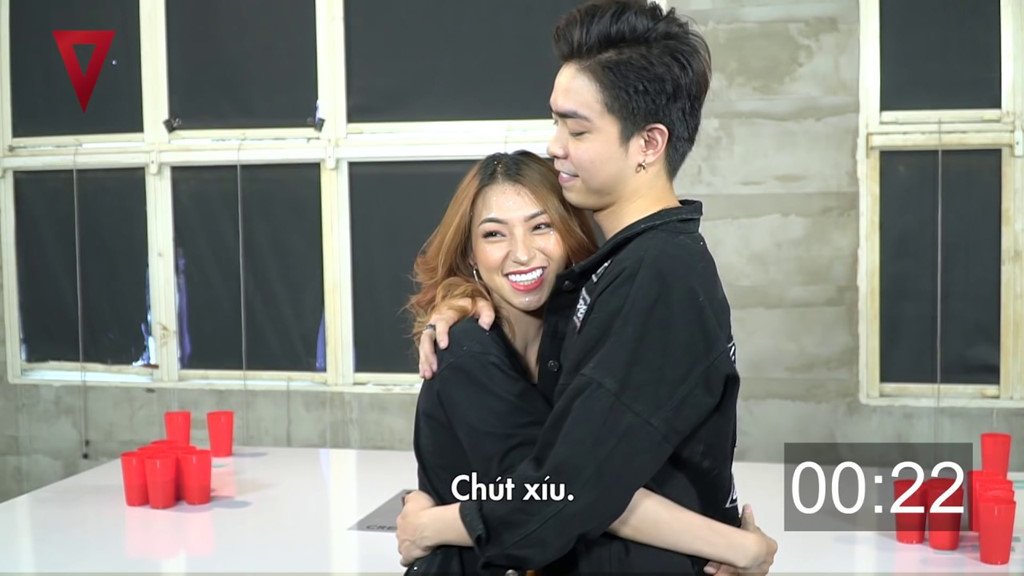 sau-dare-pong-show-hen-ho-date-kiss-lai-tiep-tuc-gay-tranh-cai-vi-co-qua-nhieu-canh-om-hon-tao-bao-khien-khan-gia-nong-mat