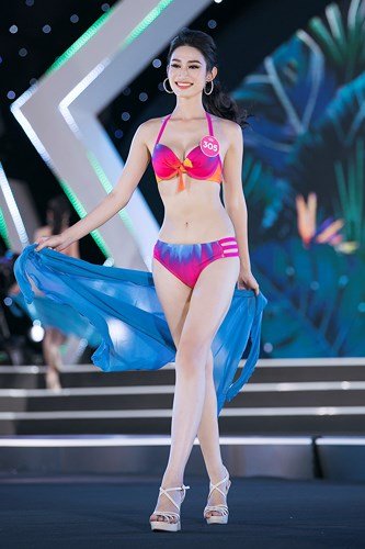Thí sinh Hoa hậu Việt Nam lộ khuyết điểm bắp chân to khi diện bikini