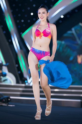 Thí sinh Hoa hậu Việt Nam lộ khuyết điểm bắp chân to khi diện bikini