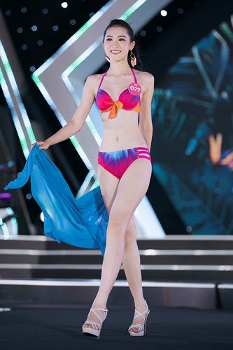Thí sinh Hoa hậu Việt Nam lộ khuyết điểm bắp chân to khi diện bikini