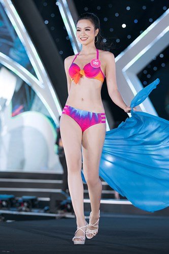 Thí sinh Hoa hậu Việt Nam lộ khuyết điểm bắp chân to khi diện bikini
