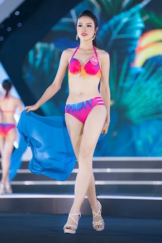 Thí sinh Hoa hậu Việt Nam lộ khuyết điểm bắp chân to khi diện bikini