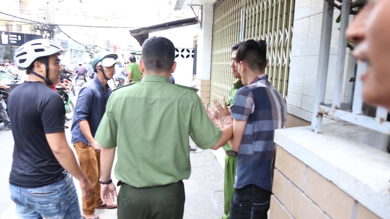 nhom-thanh-nien-suyt-choang-nhau-khi-chen-lan-giat-co-hon-o-tp-hcm