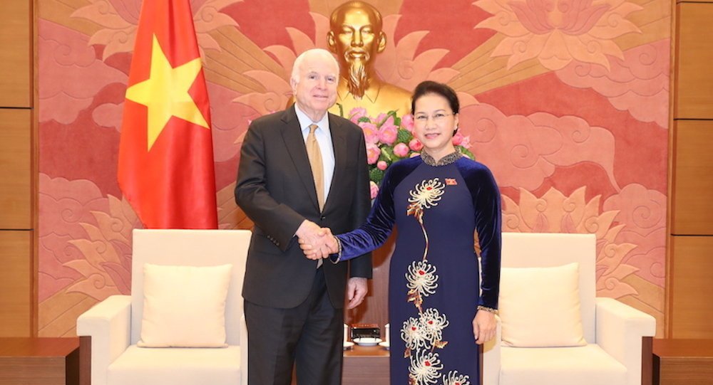 thuong-nghi-sy-my-john-mccain-la-ai
