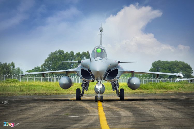 Cận cảnh phi đội tiêm kích Rafale vừa hạ cánh xuống Việt Nam