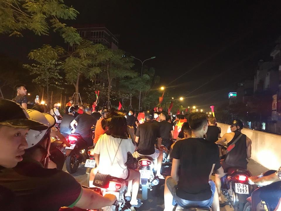 huy-dong-500-canh-sat-chong-dua-xe-sau-tran-viet-nam-vs-syria