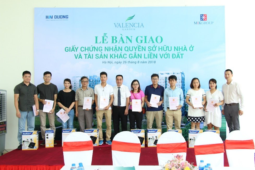mikgroup-trao-giay-chung-nhan-quyen-so-huu-nha-o-cho-cu-dan-valencia-garden