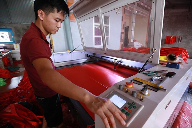 Thăm xưởng sản xuất băng rôn, cờ Tổ quốc trong 'sức nóng' U23 Việt Nam