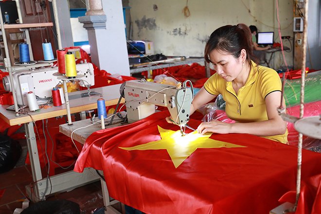 Thăm xưởng sản xuất băng rôn, cờ Tổ quốc trong 'sức nóng' U23 Việt Nam