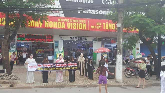 thanh-tra-vao-cuoc-vu-nhan-vien-sieu-thi-gia-ma-quy-chan-quoc-lo-hu-doa-nguoi-di-duong