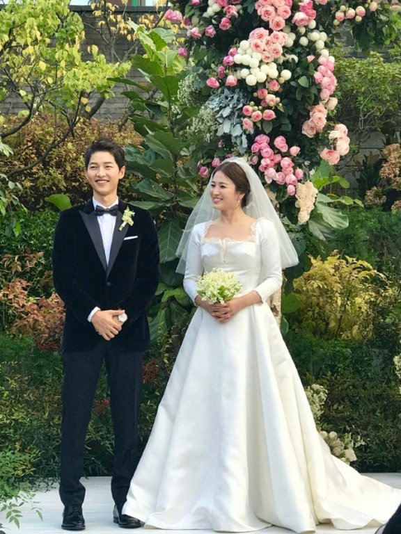 lau-lam-moi-lo-dien-song-hye-kyo-bat-ngo-xuat-hien-tai-san-bay-voi-mai-toc-ngan-ca-tinh-nhat-tu-truoc-den-nay