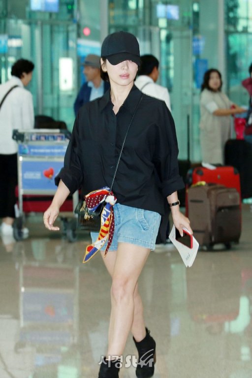 lau-lam-moi-lo-dien-song-hye-kyo-bat-ngo-xuat-hien-tai-san-bay-voi-mai-toc-ngan-ca-tinh-nhat-tu-truoc-den-nay