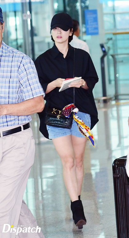 lau-lam-moi-lo-dien-song-hye-kyo-bat-ngo-xuat-hien-tai-san-bay-voi-mai-toc-ngan-ca-tinh-nhat-tu-truoc-den-nay