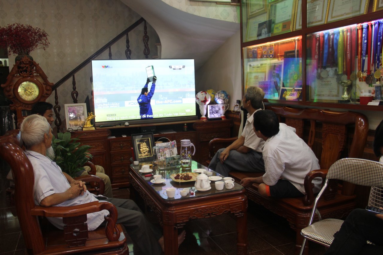 can-canh-khong-khi-nha-tuyen-thu-quang-hai-truoc-gio-bong-lan