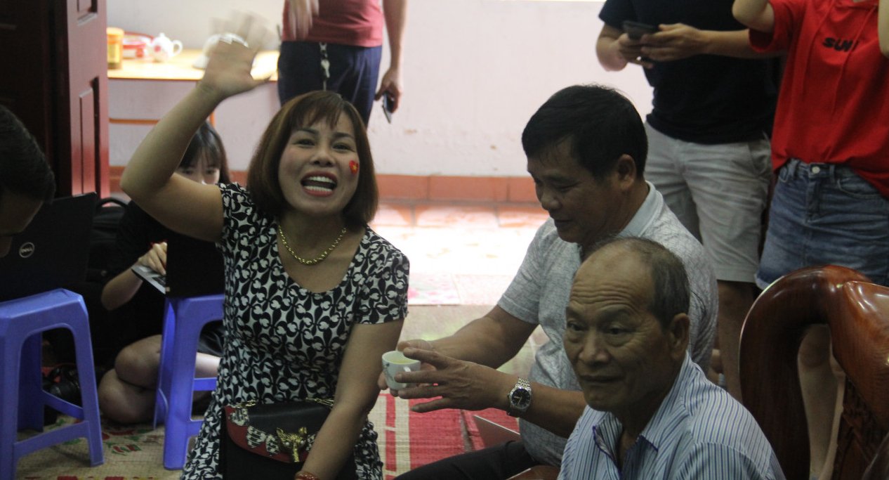 can-canh-khong-khi-nha-tuyen-thu-quang-hai-truoc-gio-bong-lan