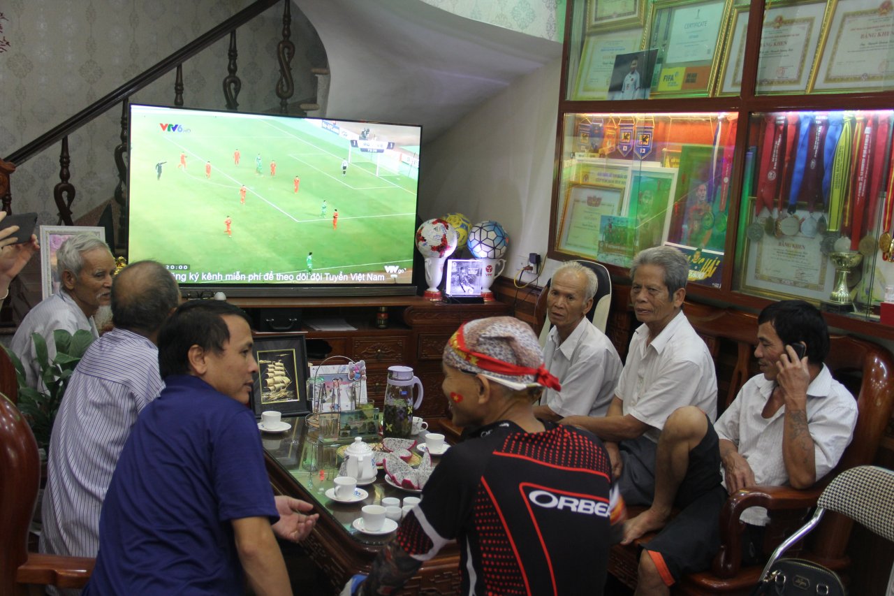 can-canh-khong-khi-nha-tuyen-thu-quang-hai-truoc-gio-bong-lan