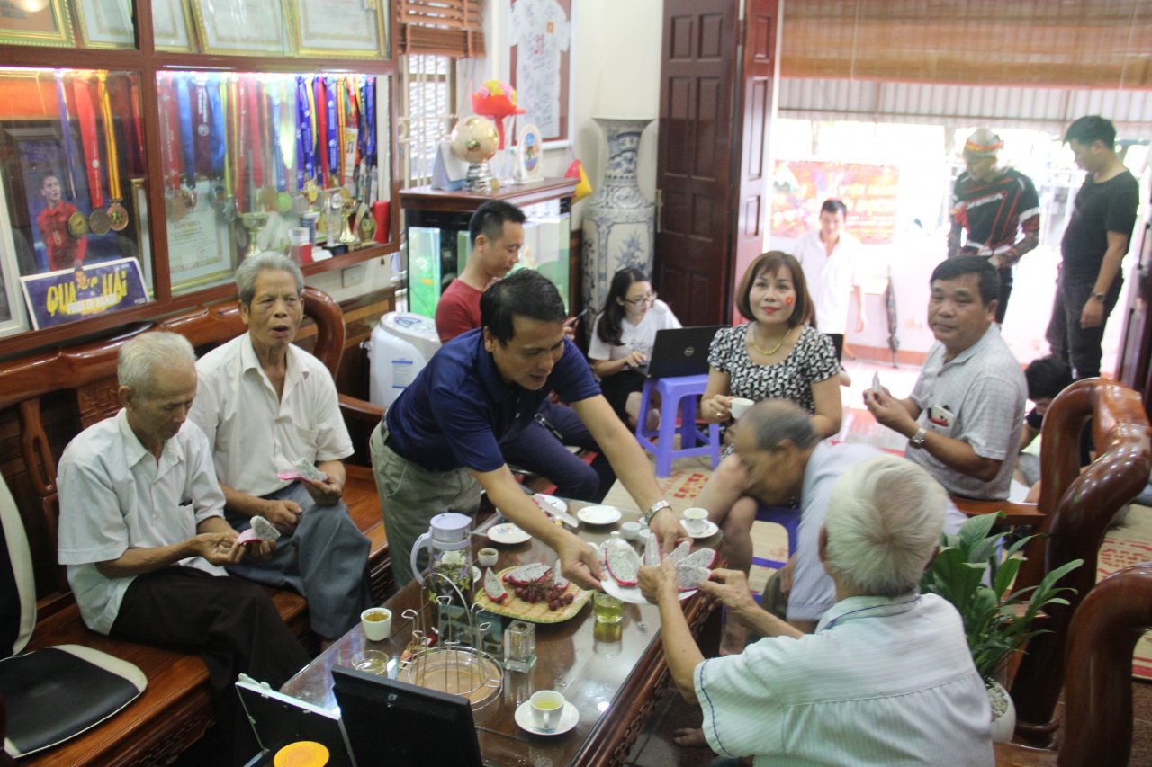 can-canh-khong-khi-nha-tuyen-thu-quang-hai-truoc-gio-bong-lan