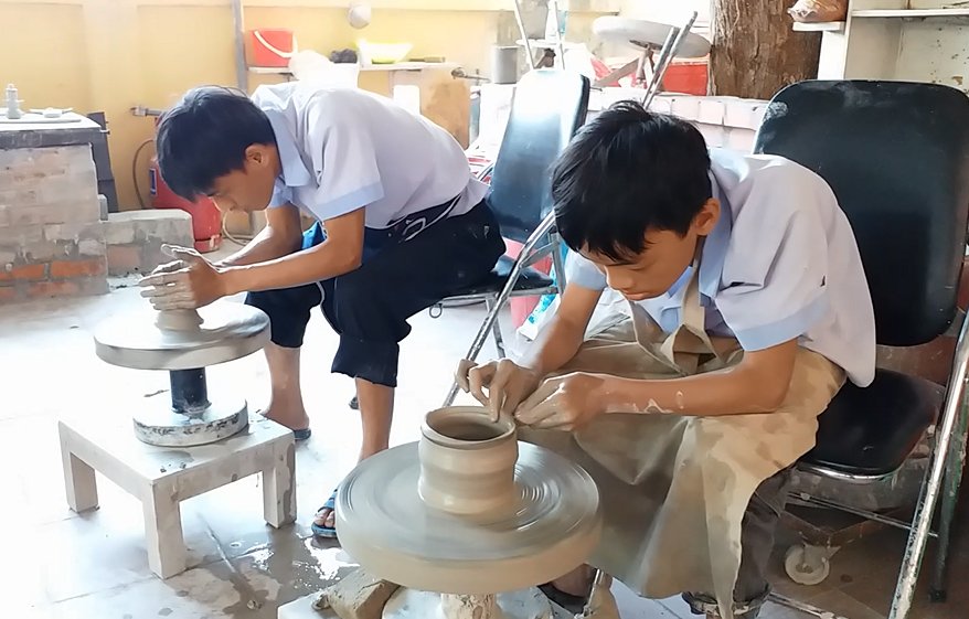 nguoi-dan-ong-ngoai-quoc-thap-ngon-lua-dam-me-lam-gom-cho-nguoi-khuyet-tat