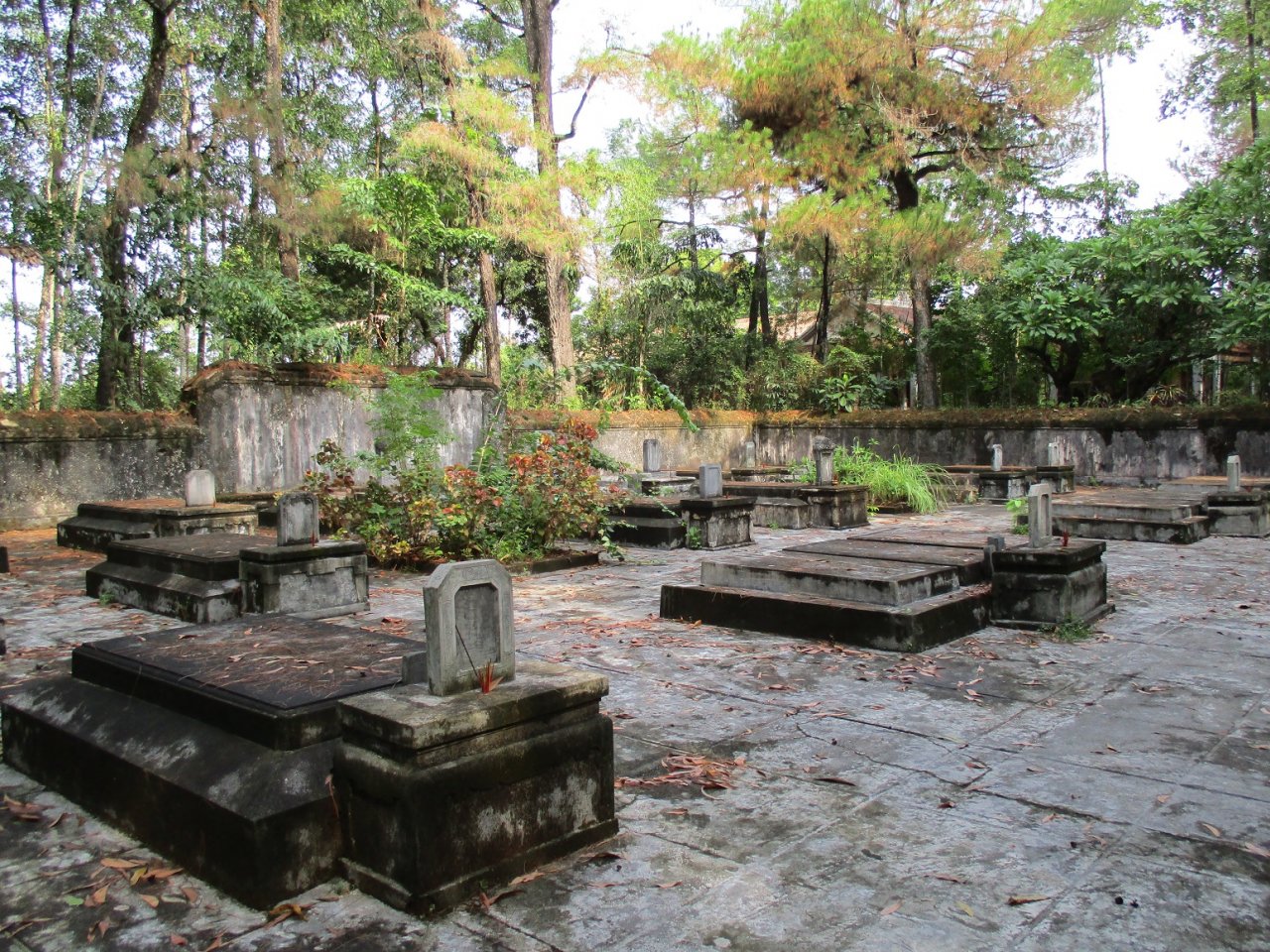 di-tim-su-binh-yen-o-ngoi-chua-noi-tieng-xu-hue