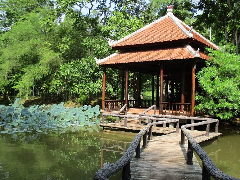 di-tim-su-binh-yen-o-ngoi-chua-noi-tieng-xu-hue