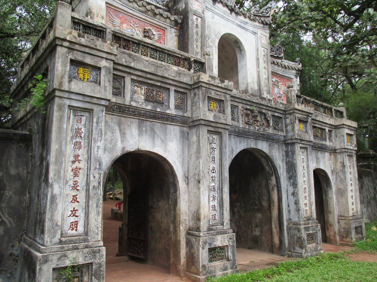 di-tim-su-binh-yen-o-ngoi-chua-noi-tieng-xu-hue