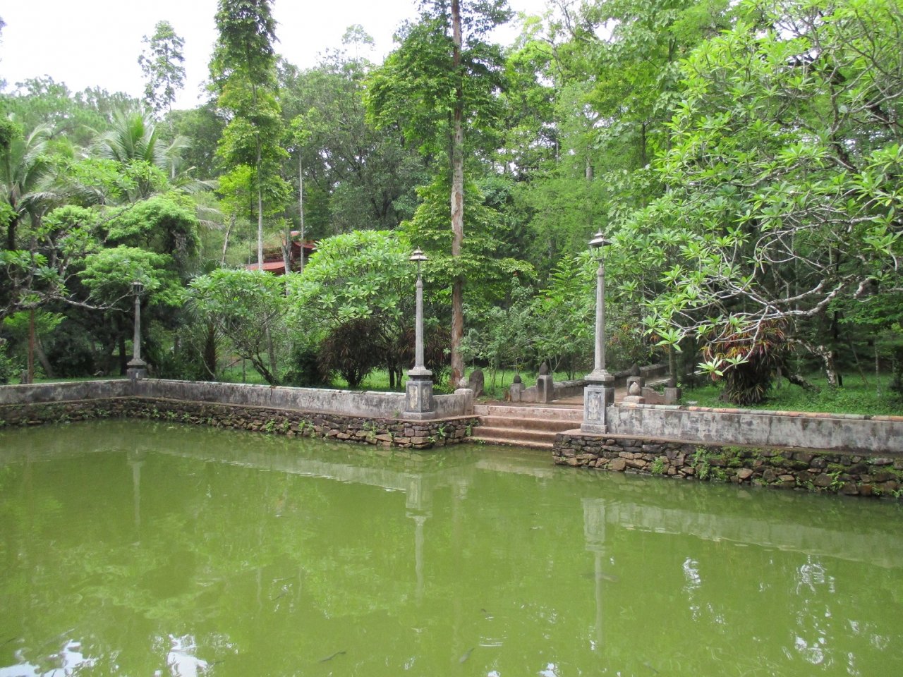 di-tim-su-binh-yen-o-ngoi-chua-noi-tieng-xu-hue