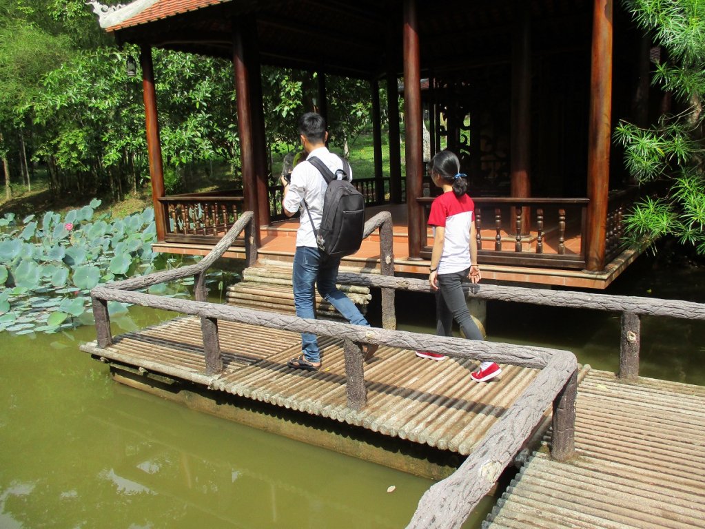 di-tim-su-binh-yen-o-ngoi-chua-noi-tieng-xu-hue