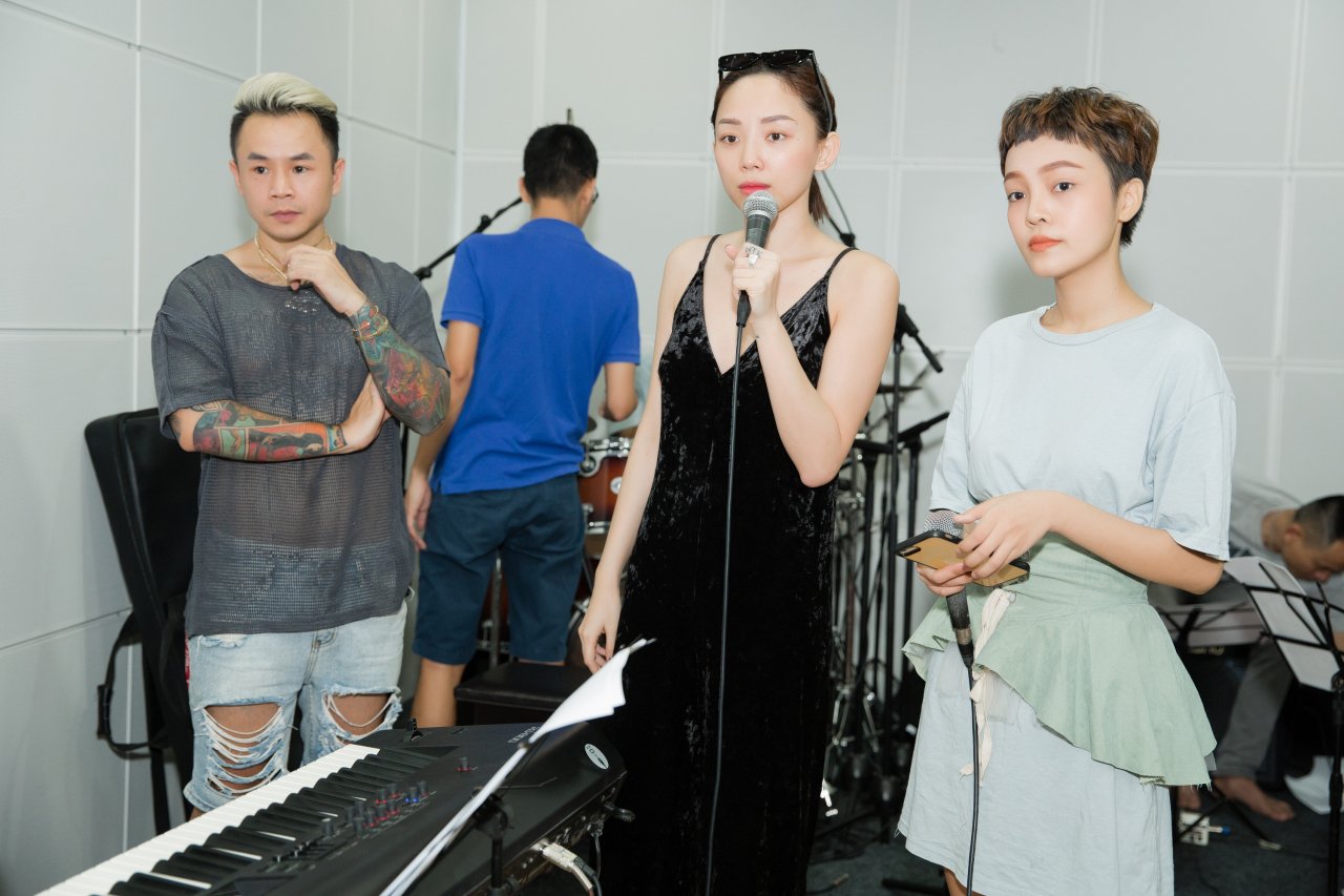 toc-tien-bat-tay-voi-rapper-binz-lam-moi-hit-catena-de-hoc-tro-chinh-chien-tai-chung-ket-giong-hat-viet-2018