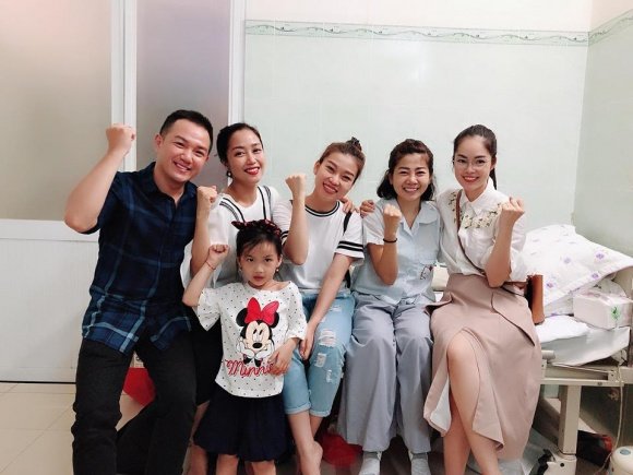 dam-vinh-hung-cung-nhieu-nghe-si-vao-benh-vien-trao-gan-600-trieu-dong-ho-tro-mai-phuong-le-binh-dieu-tri-benh-ung-thu