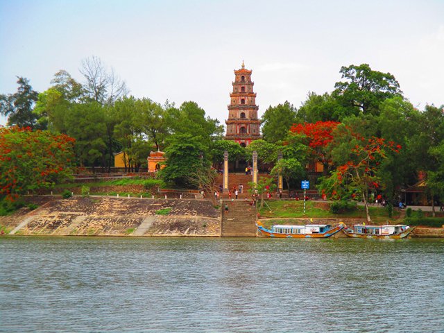 den-co-do-hue-ngay-29-nen-di-nhung-dau