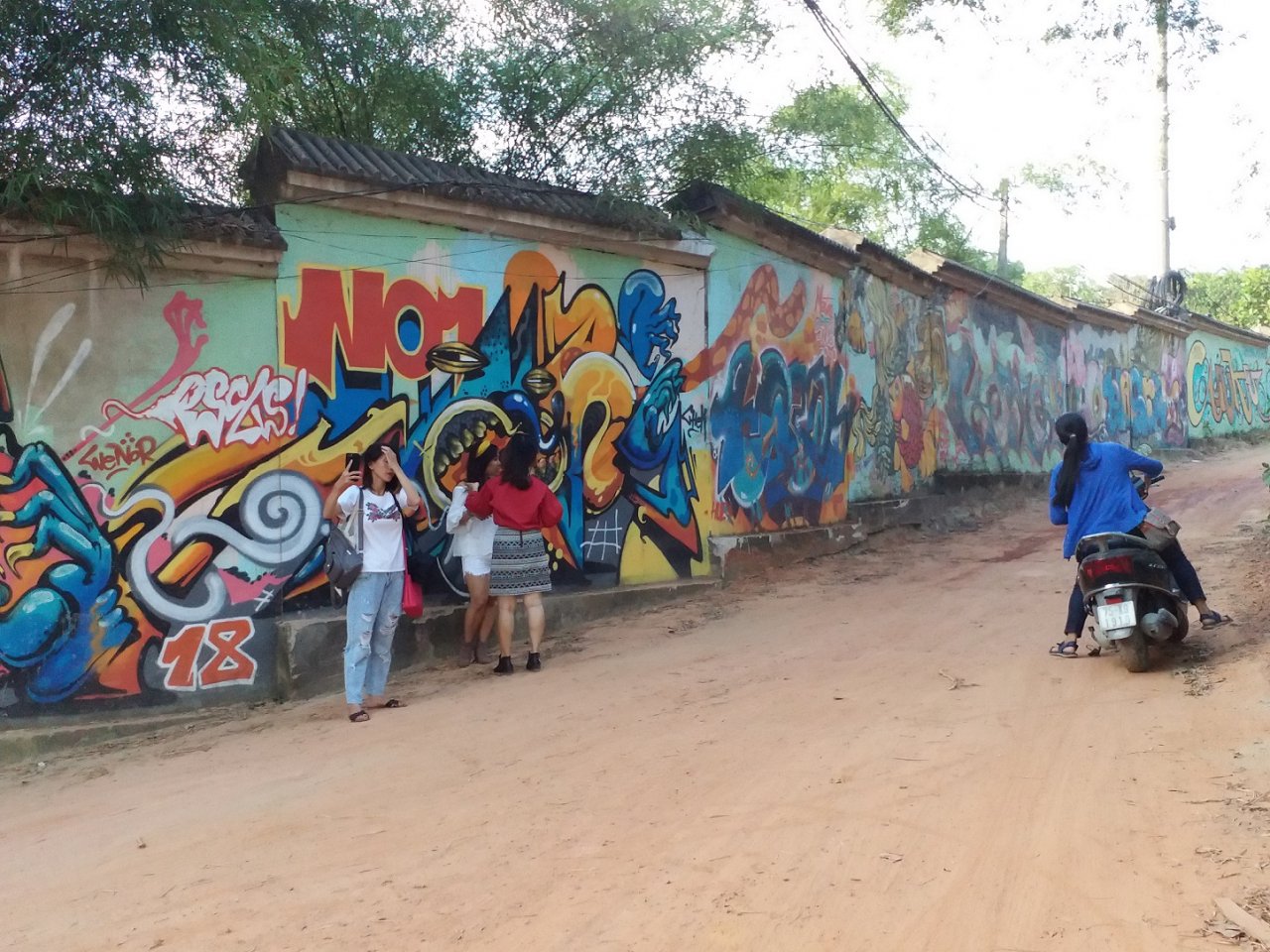 gioi-tre-hue-ran-ran-keo-ve-buc-tuong-bich-hoa-de-check-in