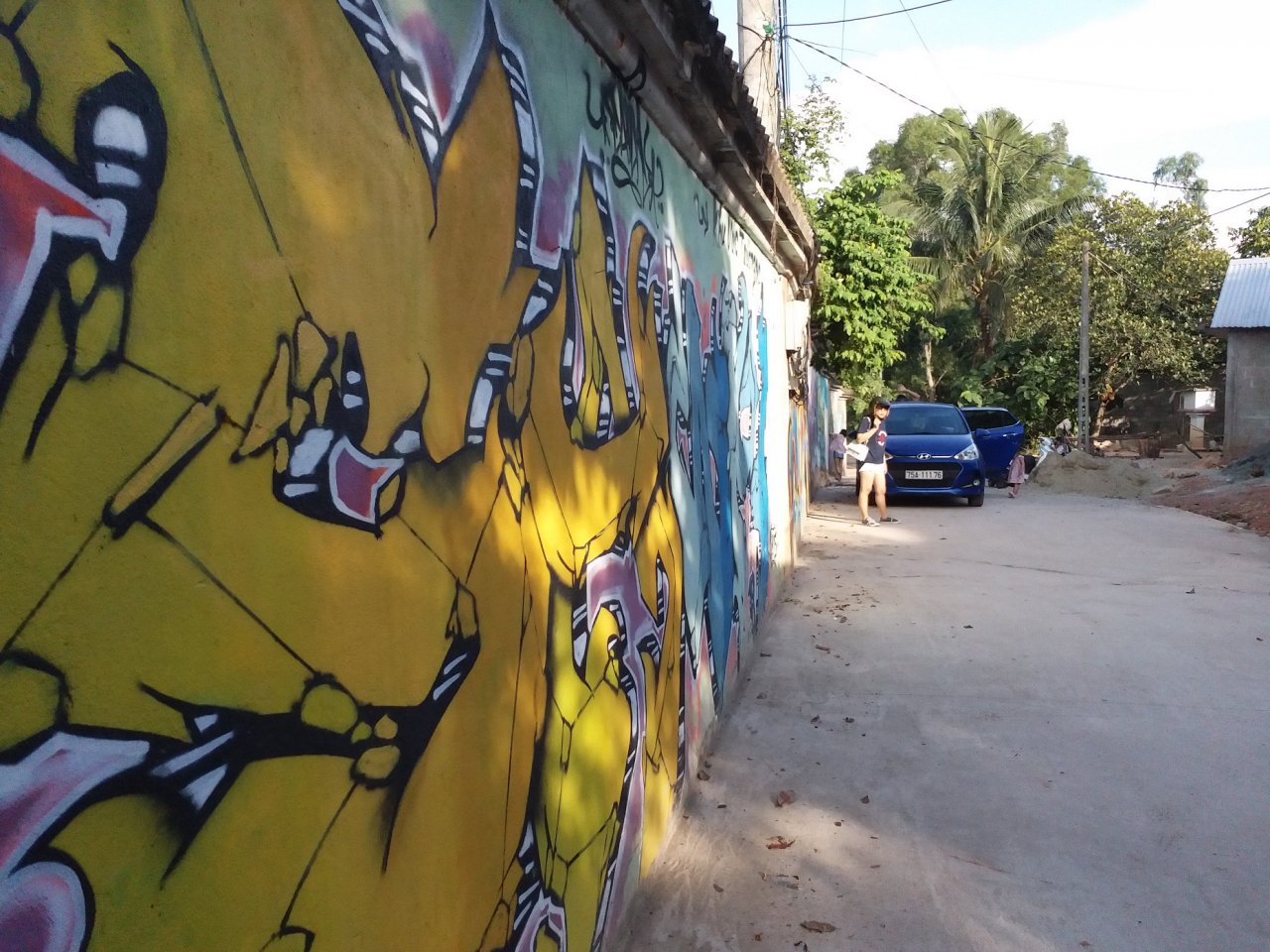 gioi-tre-hue-ran-ran-keo-ve-buc-tuong-bich-hoa-de-check-in