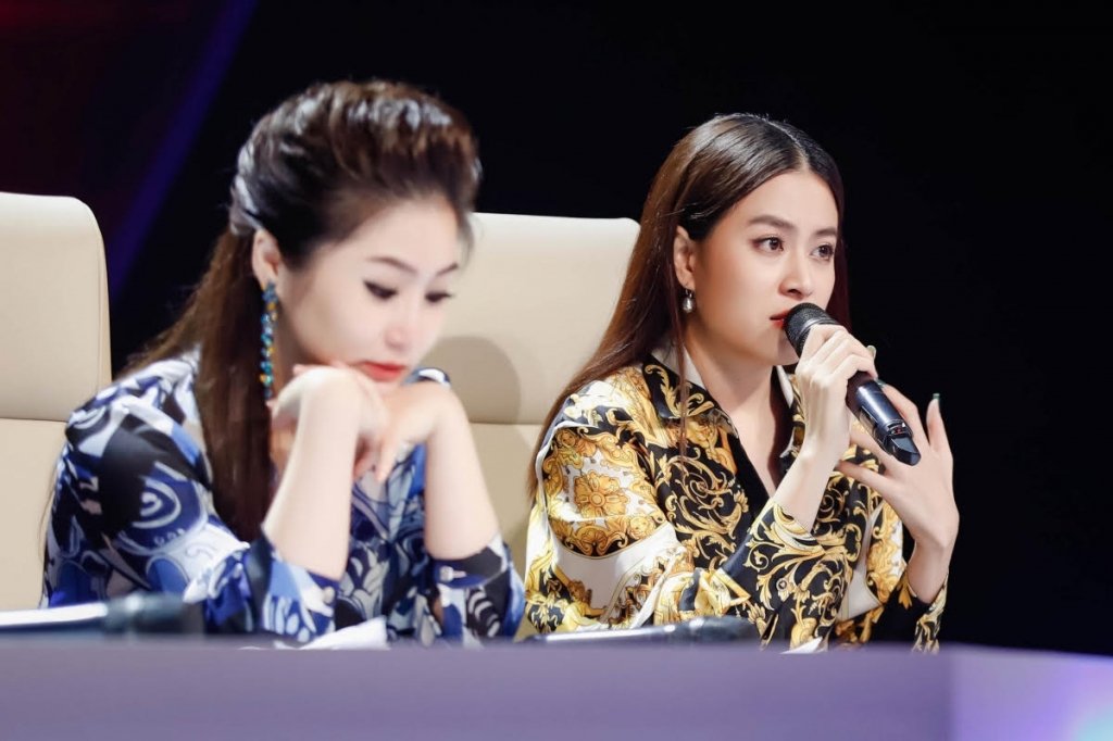phong-cach-thoi-trang-cua-hoang-thuy-linh-tai-the-debut-sau-mot-loat-phat-ngon-gay-tranh-cai