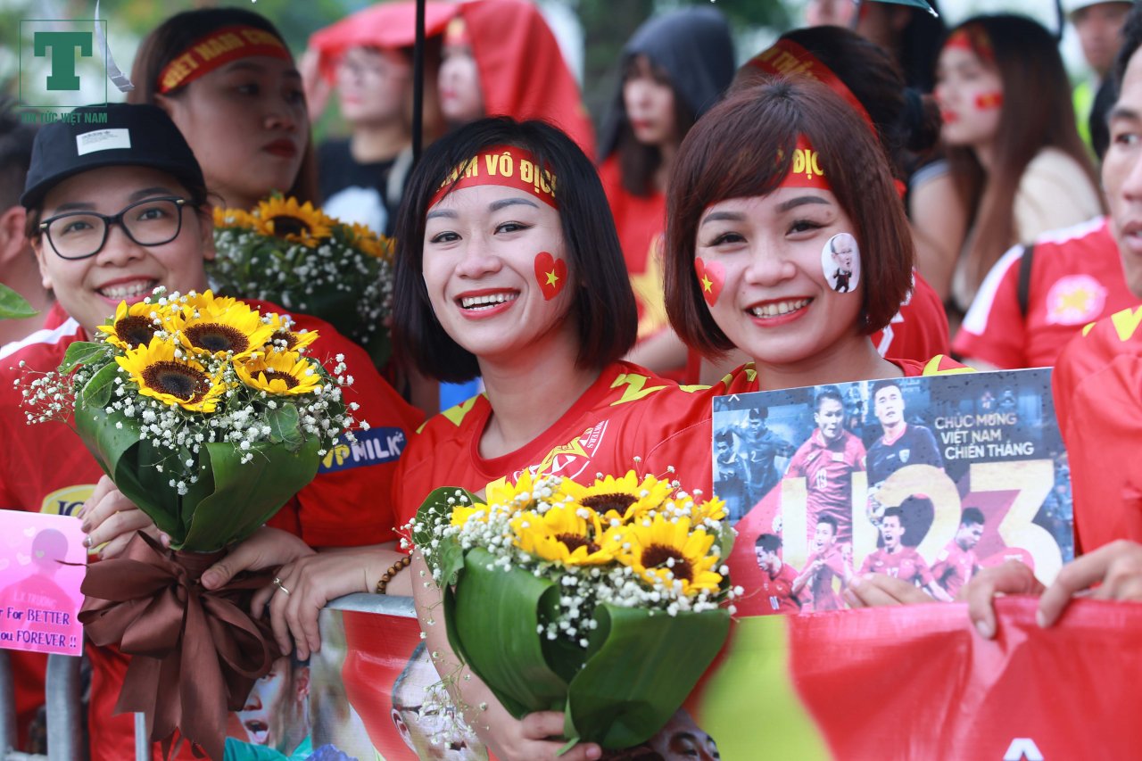 cdv-un-un-keo-ve-san-bay-noi-bai-don-doi-tuyen-olympic-viet-nam