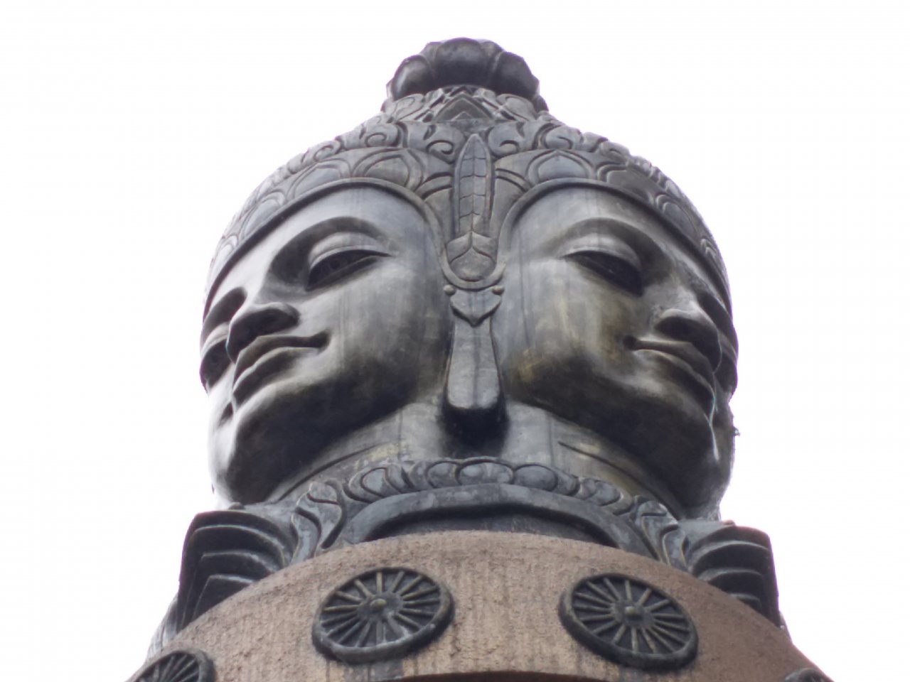 kham-pha-ngoi-chua-myanmar-tren-dat-co-do-hue