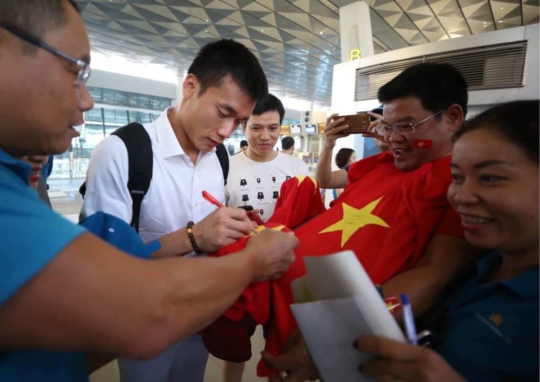 nguoi-ham-mo-xin-chu-ky-chup-anh-cung-cac-cau-thu-olympic-viet-nam-truoc-gio-bay-ve-nuoc