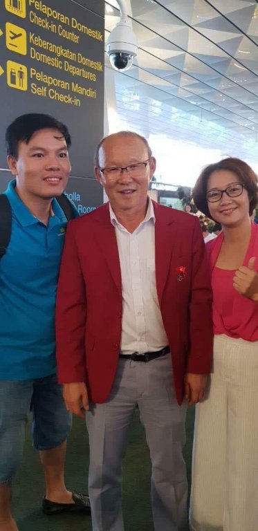 nguoi-ham-mo-xin-chu-ky-chup-anh-cung-cac-cau-thu-olympic-viet-nam-truoc-gio-bay-ve-nuoc