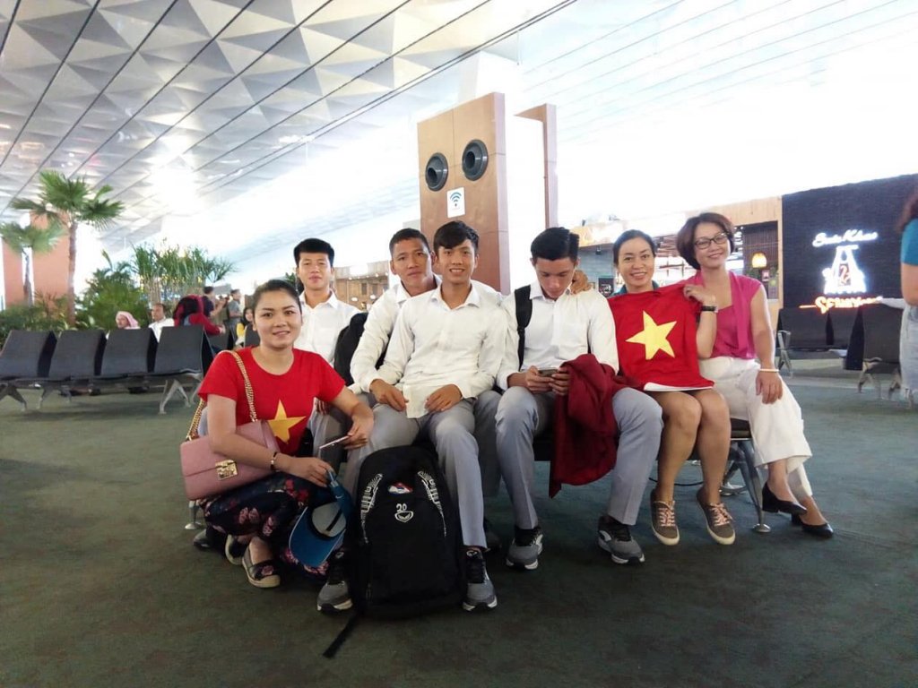 nguoi-ham-mo-xin-chu-ky-chup-anh-cung-cac-cau-thu-olympic-viet-nam-truoc-gio-bay-ve-nuoc