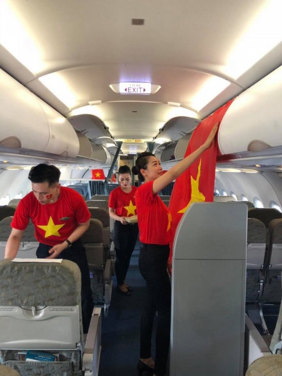nguoi-ham-mo-xin-chu-ky-chup-anh-cung-cac-cau-thu-olympic-viet-nam-truoc-gio-bay-ve-nuoc